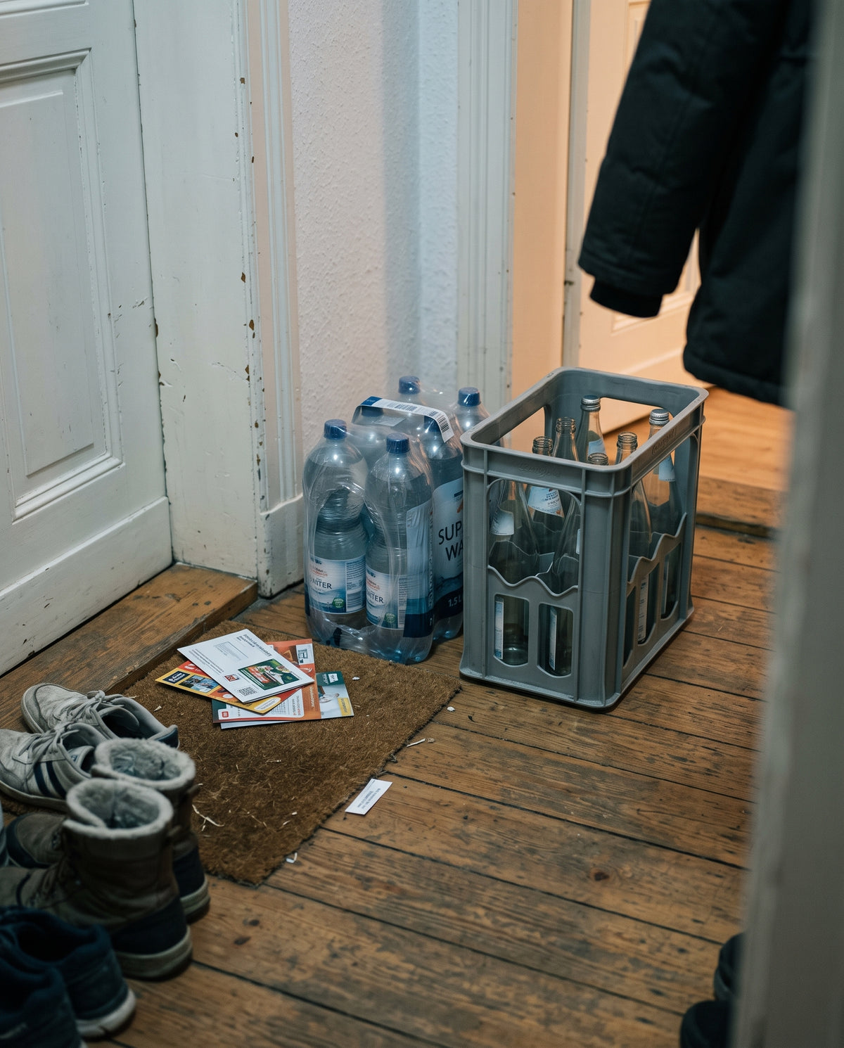 Haushalt mit Wasserflaschenkisten auf einer Treppe